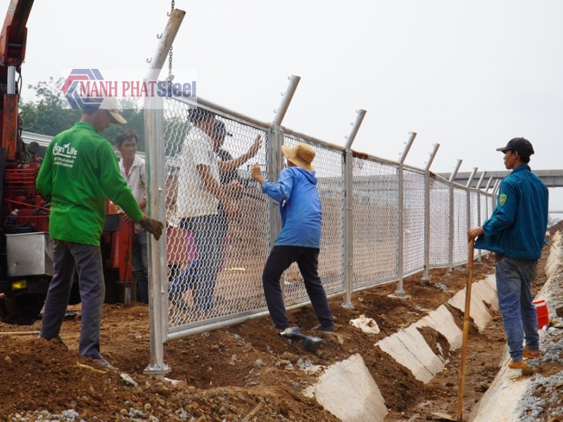 Làm hàng rào lưới B40 để bảo vệ an ninh, xây dựng ranh giới giữa các khu vực